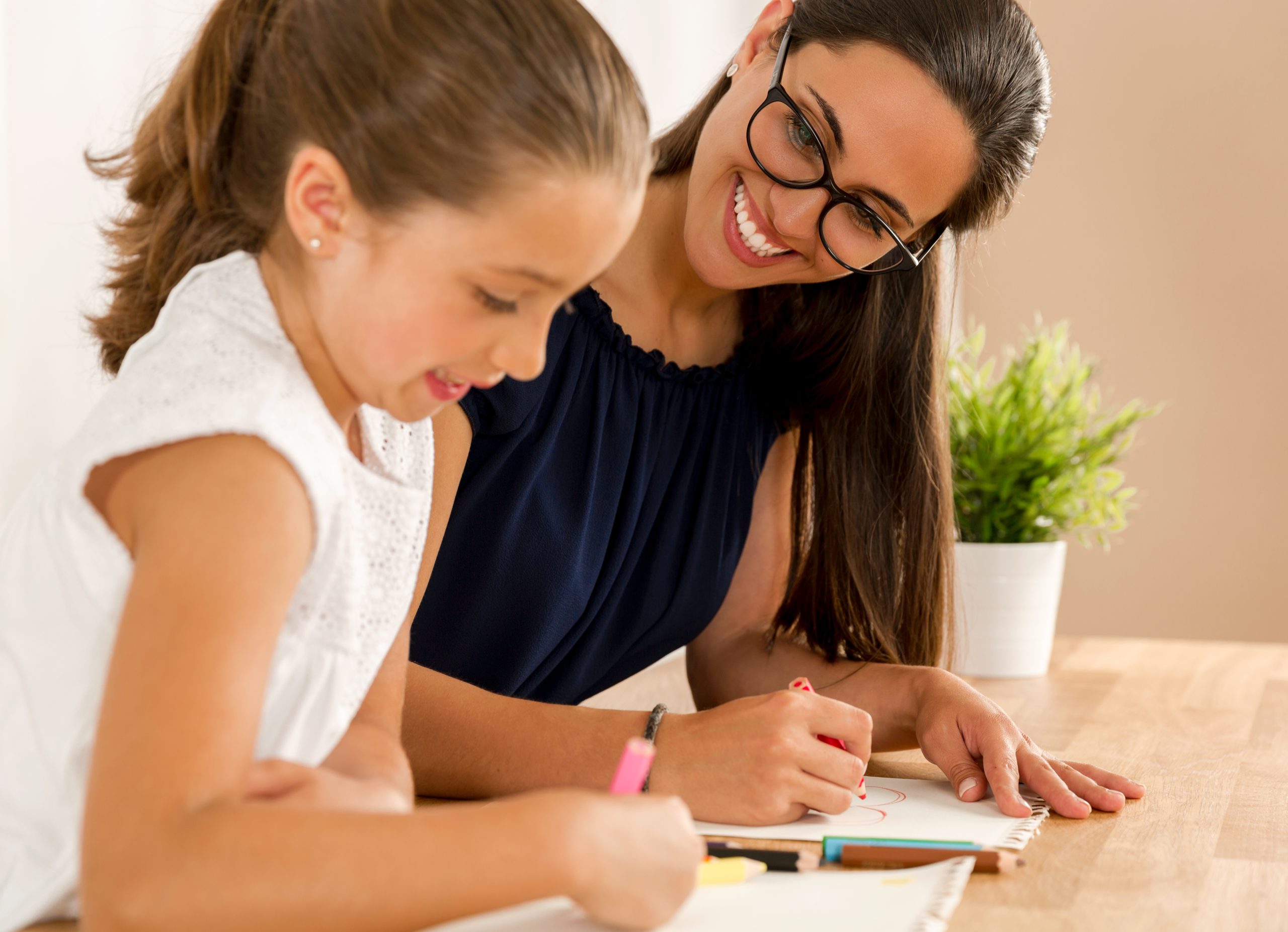 Bénévole aidant une élève à faire ses devoirs Bénévole aidant une élève à faire ses devoirs