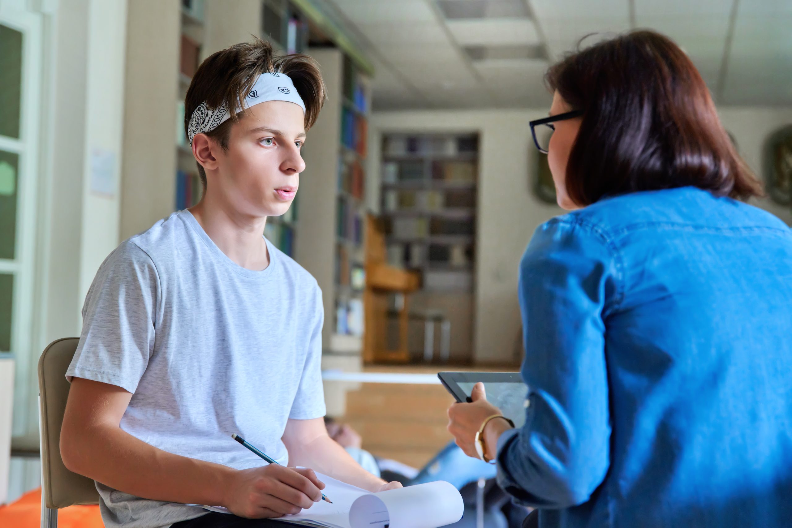 Professionnelle qui discute avec un élève Professionnelle qui discute avec un élève