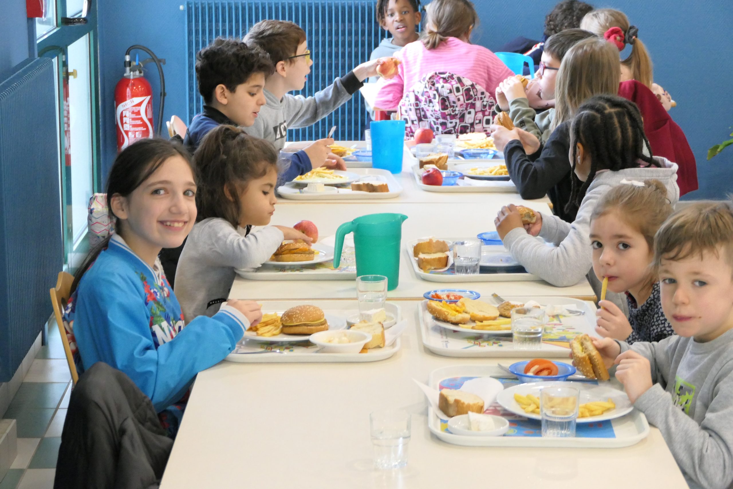 Enfants qui mangent à la cantine de Montbard Enfants qui mangent à la cantine de Montbard