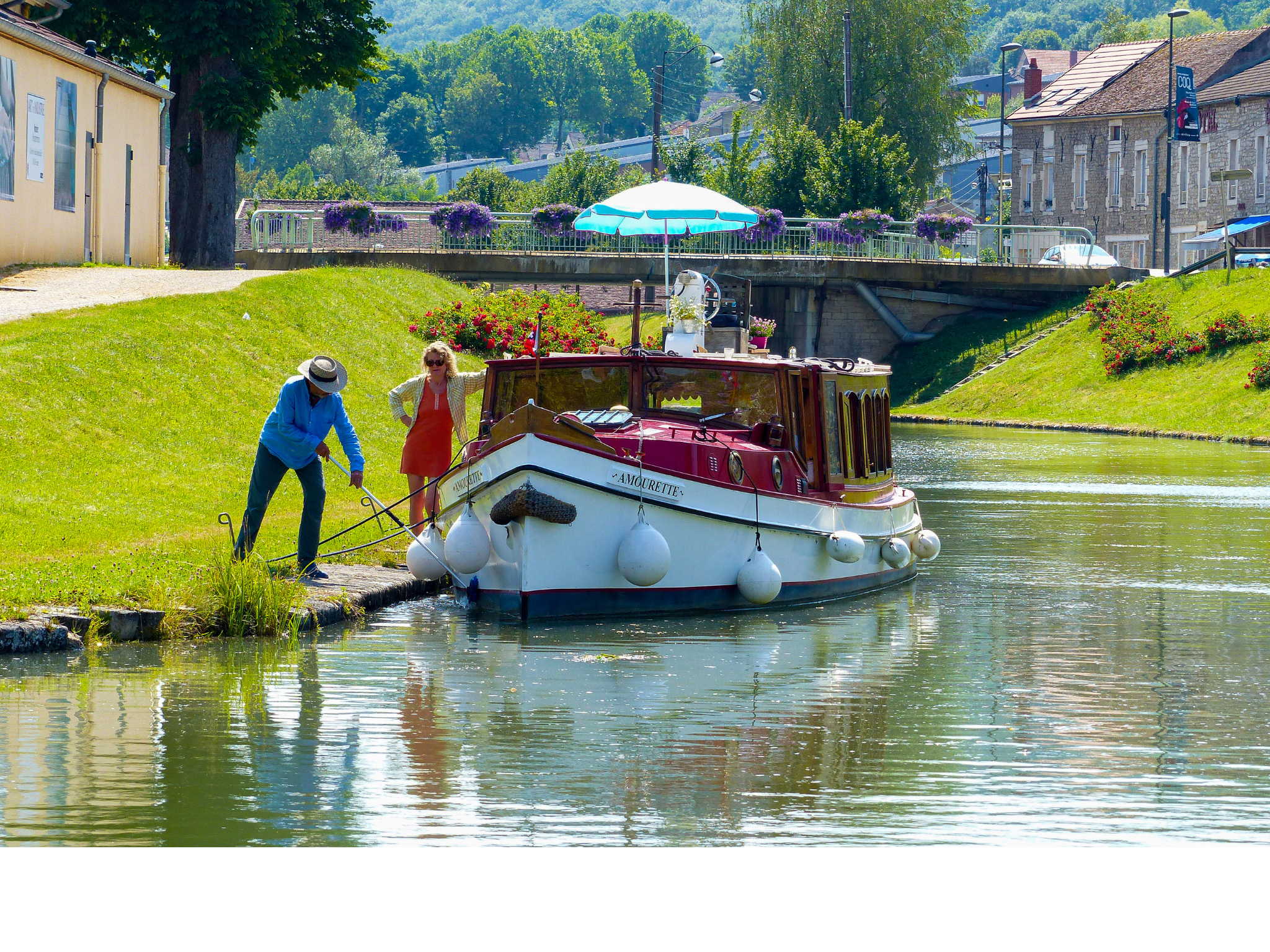 Couple qui se balade en bateau à Montbard Couple qui se balade en bateau à Montbard