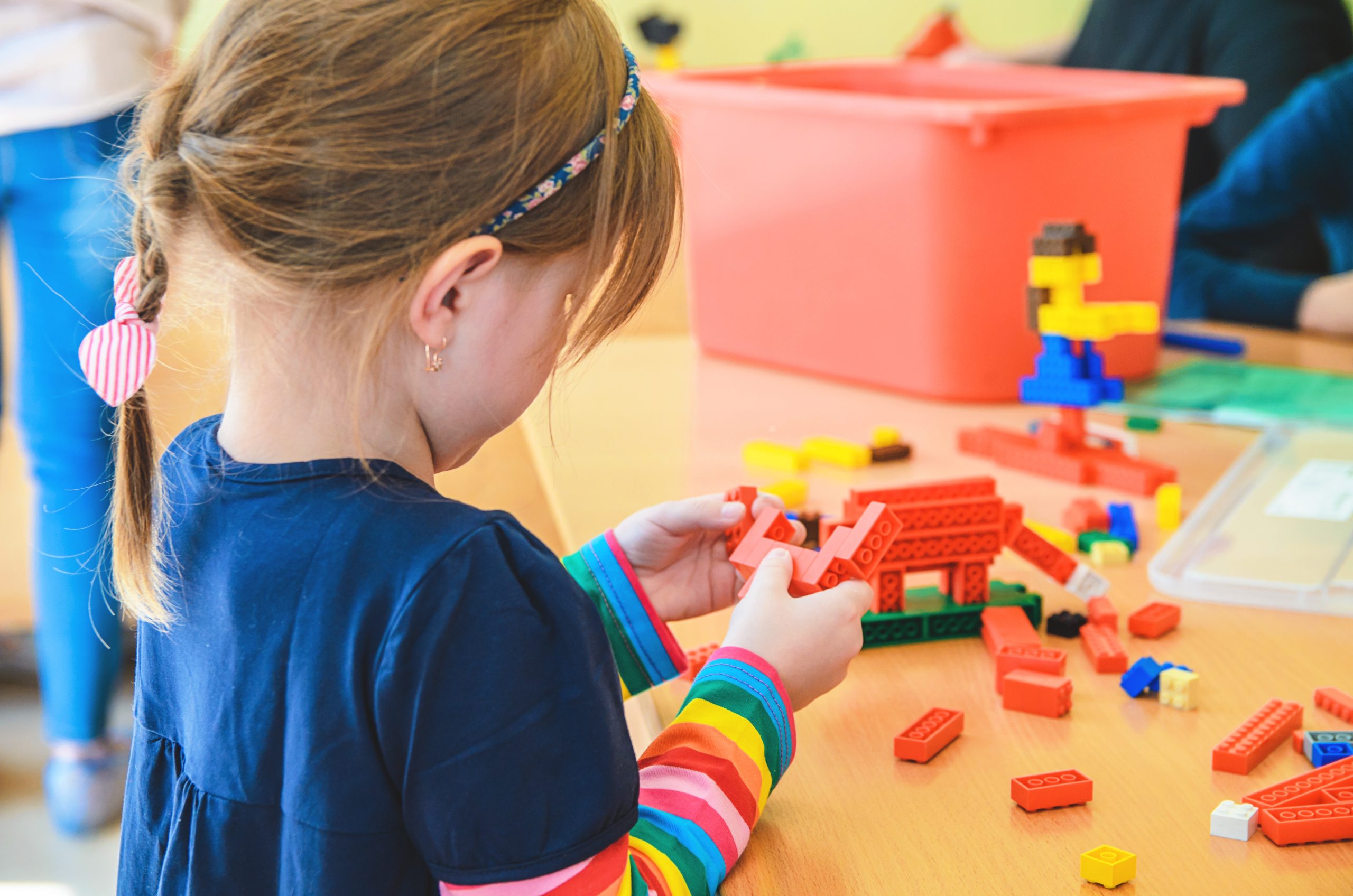 Enfant qui joue aux légos Enfant qui joue aux légos