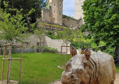 Parc de Montbard avec une statue de rhinoceros
