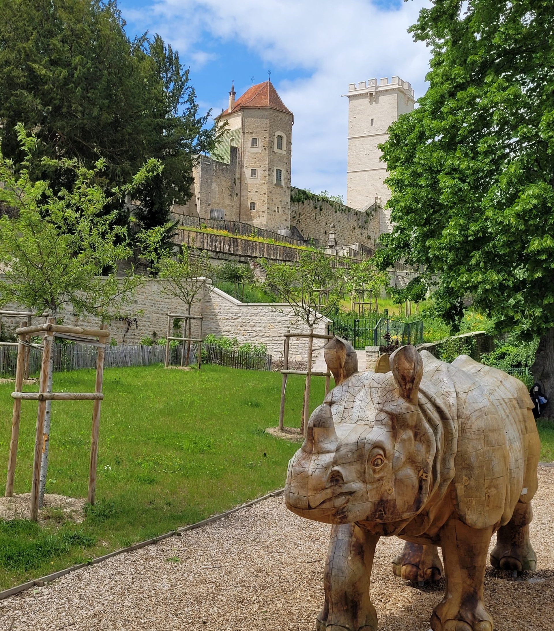 Parc de Montbard avec une statue de rhinoceros Parc de Montbard avec une statue de rhinoceros