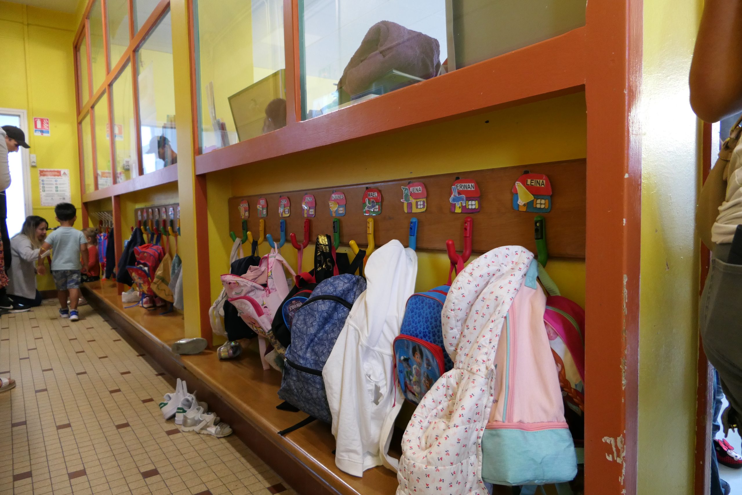 Couloir d'une école maternelle de Montbard Couloir d'une école maternelle de Montbard