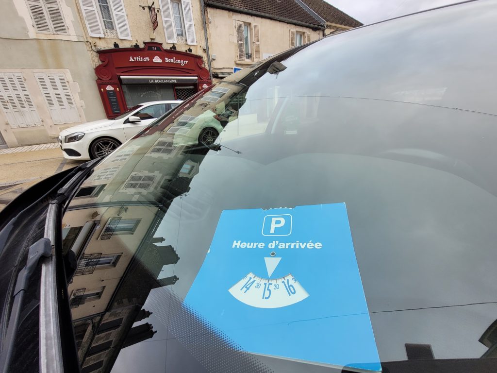 Voiture ayant mis son disque bleu en évidence