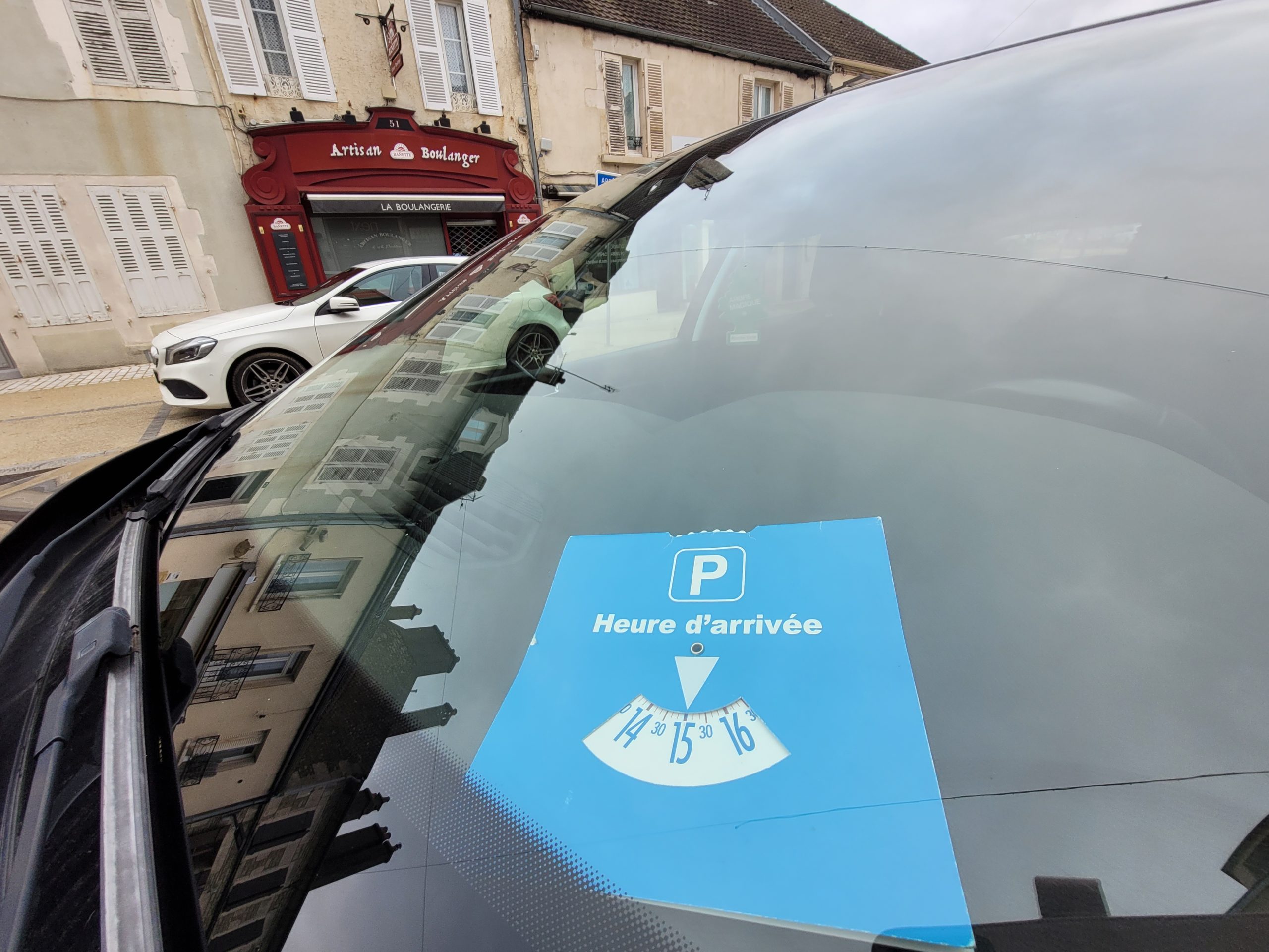Voiture ayant mis son disque bleu en évidence Voiture ayant mis son disque bleu en évidence