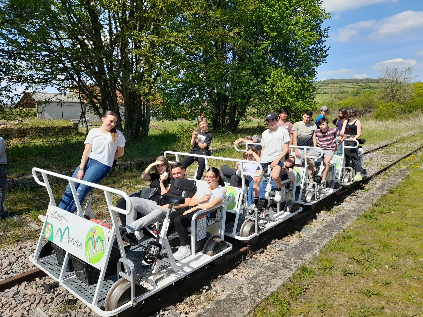 Jeunes adolescents qui profitent d'une activité ALSH Jeunes adolescents qui profitent d'une activité ALSH