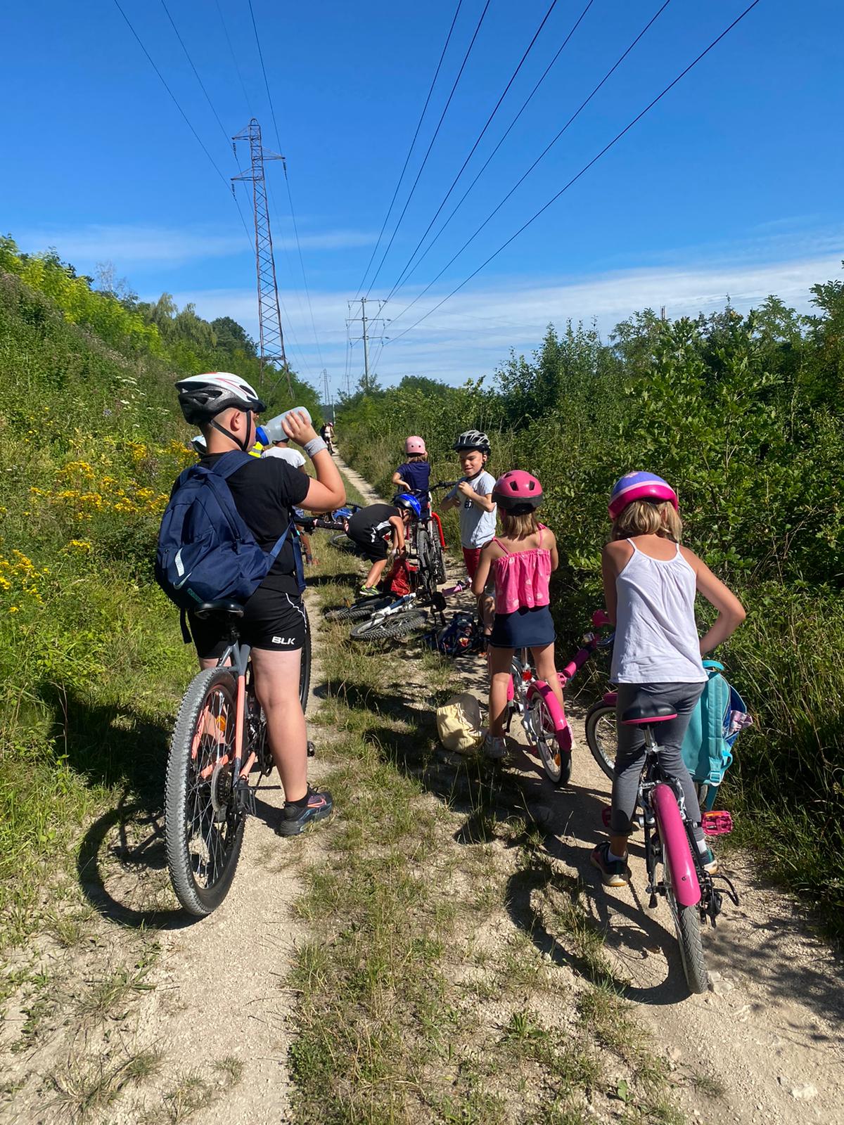 Enfants en balade à vélo avec l'ALSH Enfants en balade à vélo avec l'ALSH