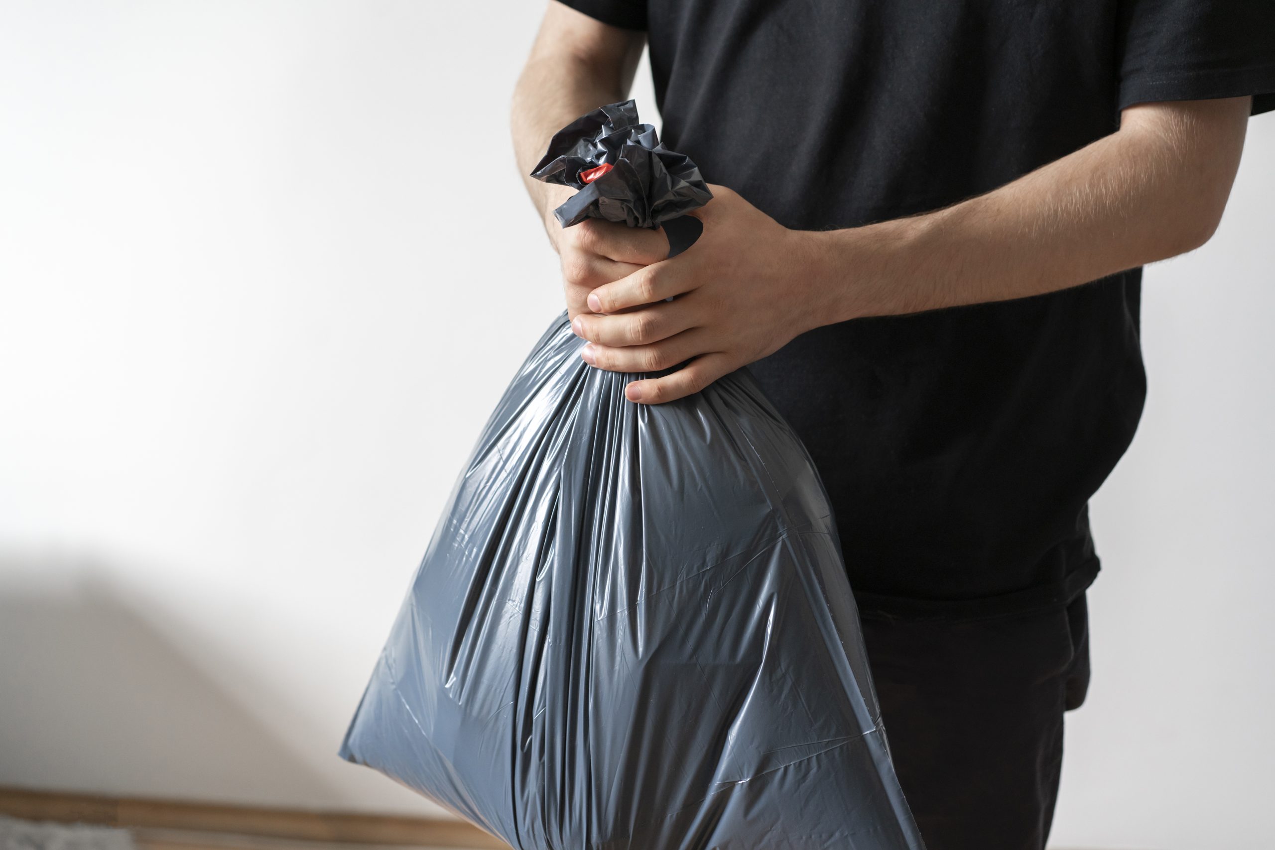 Jeune homme entrain de sortir sa poubelle