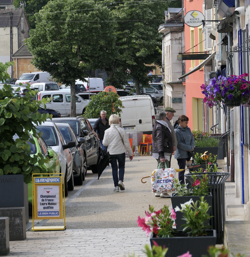 Piétons dans une rue de Montbard